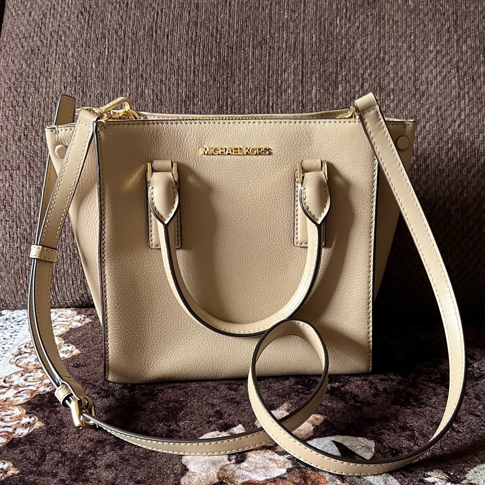 MICHAEL KORS Alessa Bisque Leather Medium Gold-Tone Hardware Messenger Bag NWT